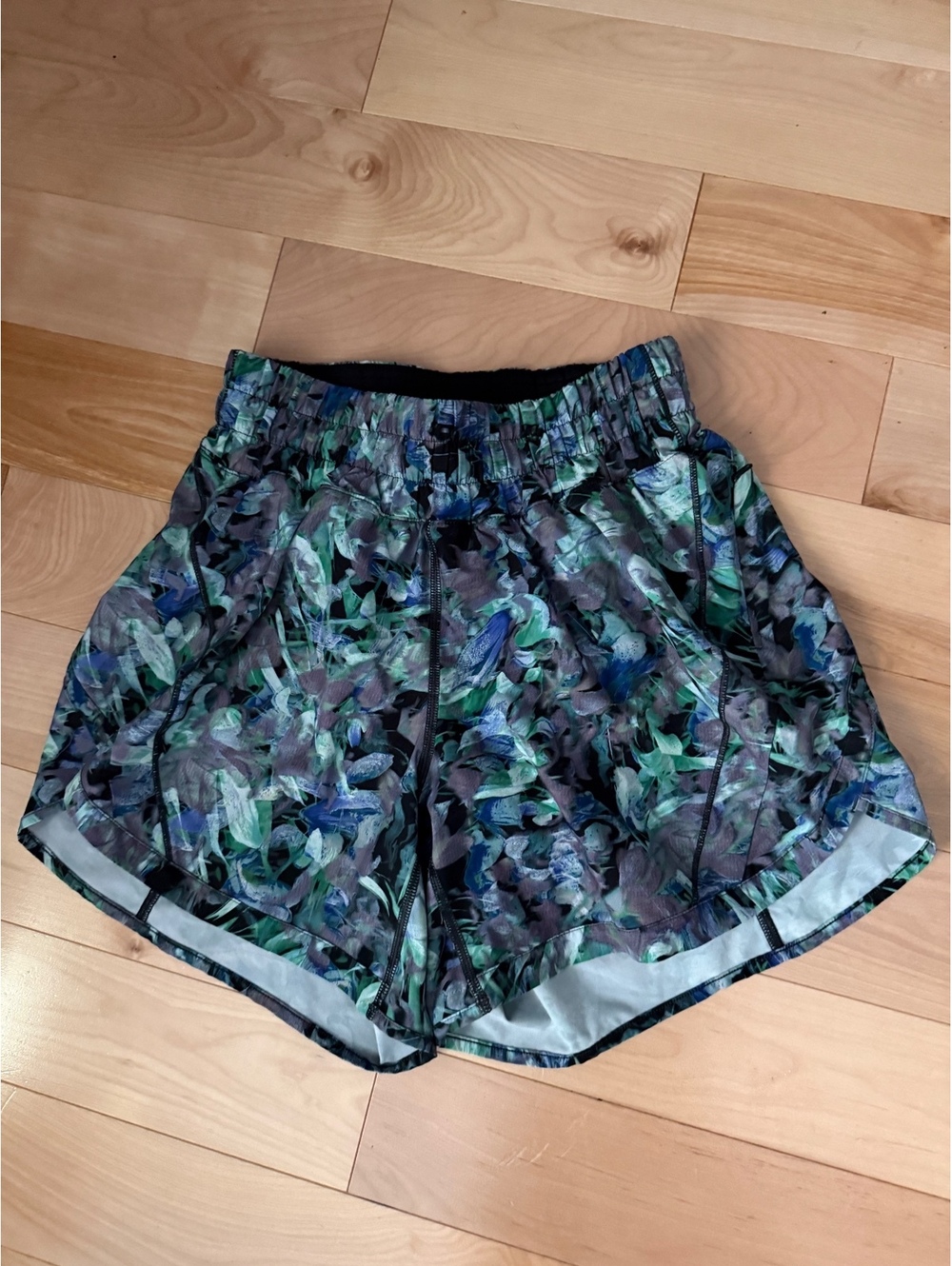 Lululemon Athetica Floral Tracker lRunning Shorts with Zippered Pocket, 4 EUC